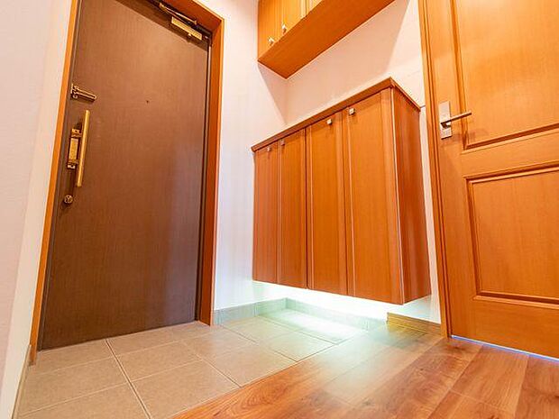 家の顔となる玄関は、格調高いデザイン性が求められます。玄関は、高級感と断熱性、防犯性に優れた玄関ドアを標準装備。