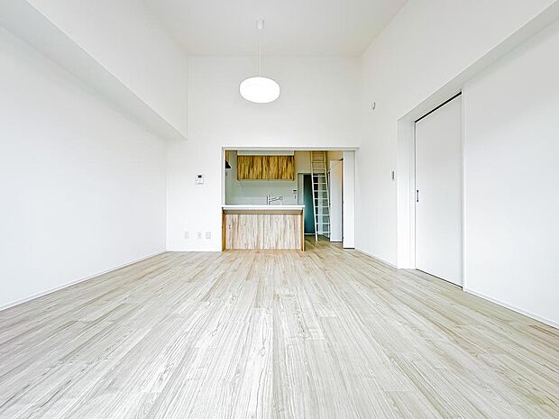 マンションでは珍しい約17.6帖の広々としたＬＤＫは、開放的な雰囲気で住まう人の暮らしをワンランク上に導いてくれる、そんな期待に満ちた住空間です。室内（2024年3月7日）撮影