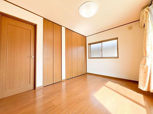 2階洋室：6帖心と体をゆったりと安らげる主寝室。寝室のゆとりが大きい分だけ、暮らしの安らぎは深まります。