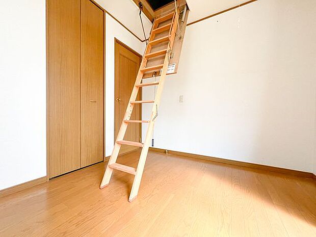 普段は収納できる可動はしごを上ると、屋根裏の有効スペースの開けた空間がございます。