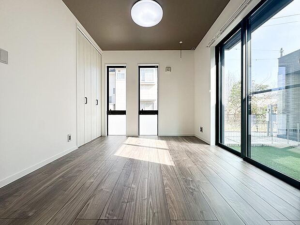ゆとりある空間とモダンなデザイン、理想の居室をお楽しみください。