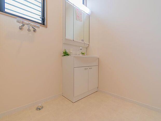 三面鏡の裏や鏡横に小物やタオルをしまえる収納スペースがあるので洗面所を広く有効的に使えます。