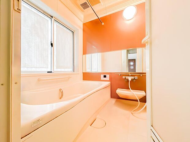 日々の疲れを癒すお風呂はやさしい色合いの空間です。（家具置きや家具けしをCG加工で施しています）