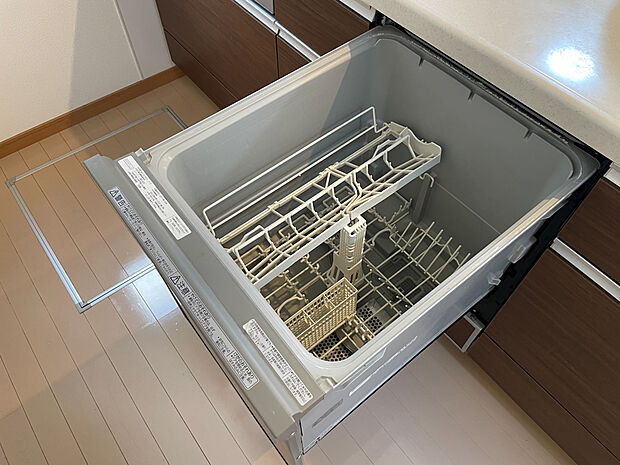 「ビルトインタイプ食器洗乾燥機」通常の手洗いでは使用出来ないほど高温のお湯や高圧水流を使うことにより汚れを効果的に落とすことができる。殺菌効果が非常に高く哺乳瓶などを使う家庭で需要が高く大変便利。