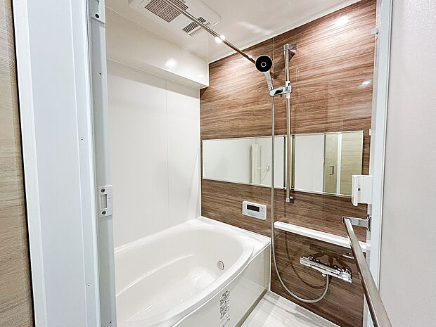 リノベーション済みの浴室。備え付けのシャワーヘッド大きめです。