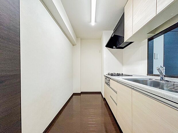 奥行を活かして冷蔵庫をスペースを確保。無駄のない空間設計です。
