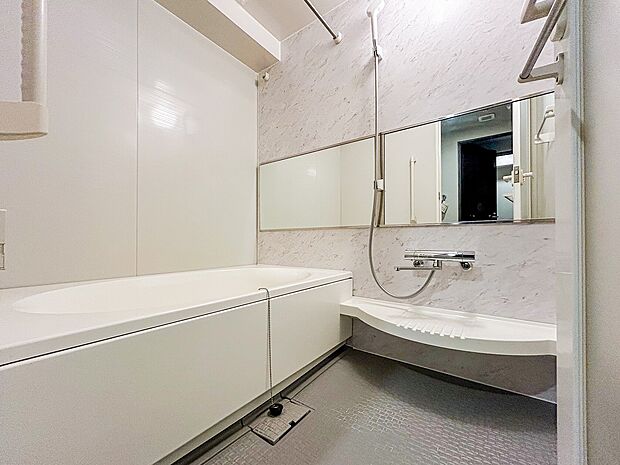 ワイドミラーが印象的、洗い場が広めの浴室です。ゆったりくつろげる空間がここにございます。