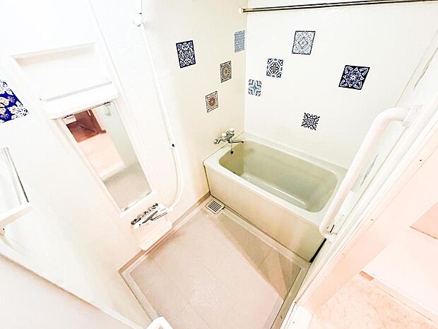 浴室は快適なだけではなく、清潔さを保ち易い工夫も必要ではないでしょうか。汚れをはじく有機ガラス系の新素材を採用し、ワンタッチでゴミを捨てられる機能も付いた最新のバスユニットを導入致しました。