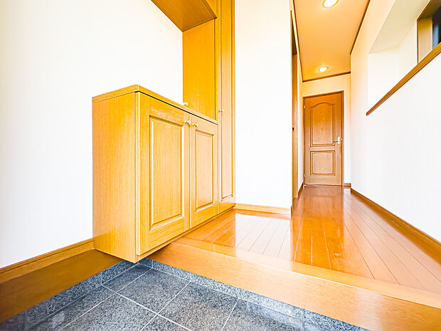 スッキリとしたシンプルイズベストな玄関スペース。玄関は1日の始まりと、締めくくりの大切な場所です。現地（2024年4月14日）撮影