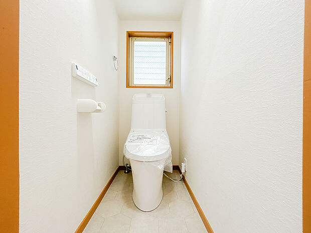 こちらは温水洗浄便座付きです。シンプルに白で統一しており、お家の中でも落ち着ける空間の一つです。