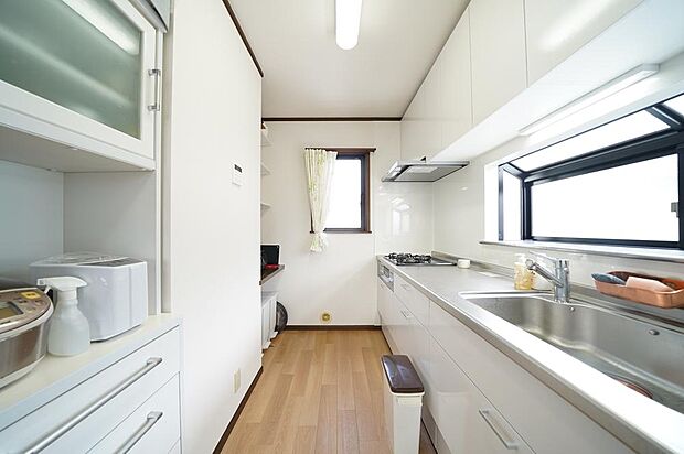 大型冷蔵庫や食器棚を置いても余裕あるスペースがあります。