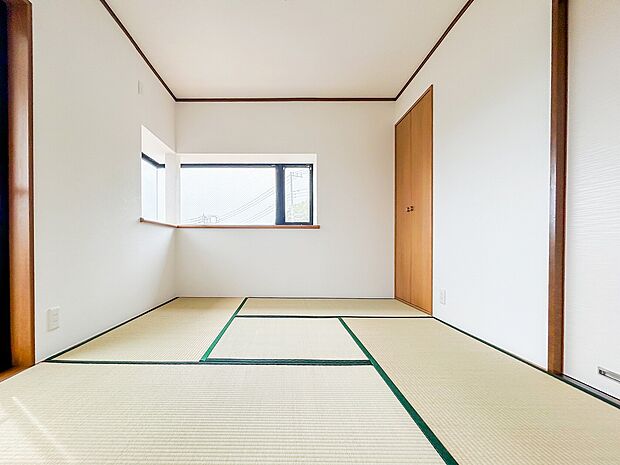 リビング横には和室が隣接しております。畳の香りが落ち着きをもたらしてくれます。