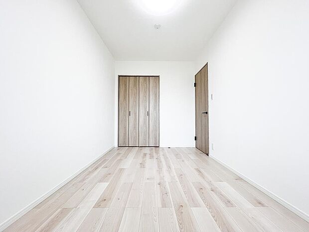 白を基調とした洋室は清潔感あふれる空間です。