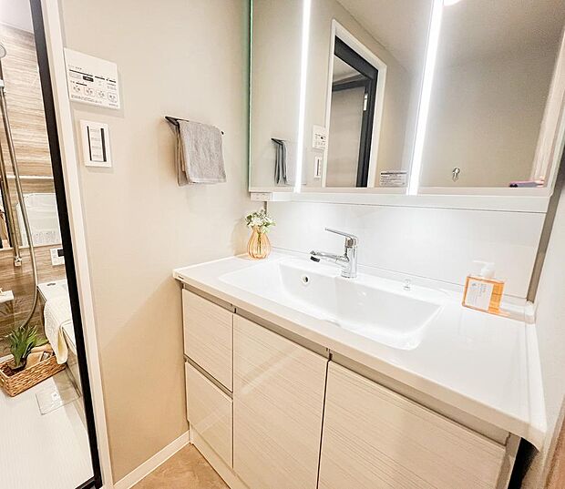 三面鏡の裏や鏡横に小物やタオルをしまえる収納スペースがあるので洗面所を広く有効的に使えます。