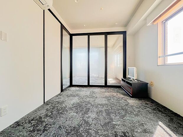 曇りガラスを通して明るさを確保しながらお部屋を分けてプライバシーも確保できます。