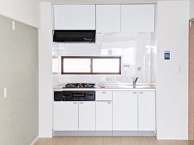 使いやすくスタイリッシュな「壁付けキッチン」には、その開放感もさることながら造り付けの収納スペースを確保している為、お料理もはかどる仕様です。