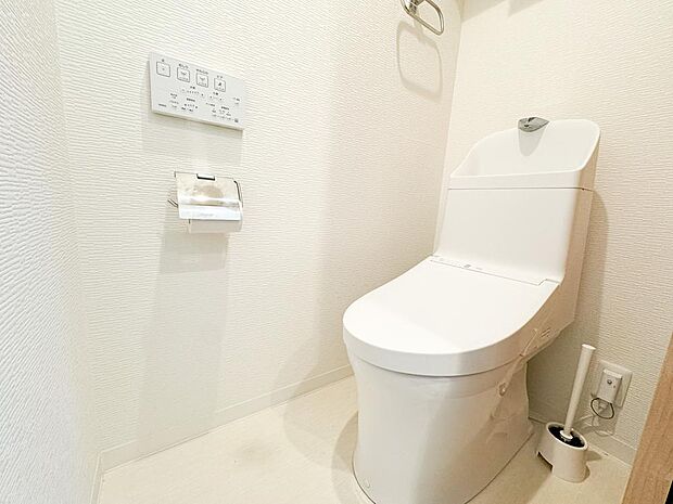 温水洗浄便座付きのトイレ。節水でエコロジーなモデルです。