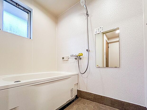 小窓がワンポイントのゆったりとくつろげる浴室です。シャワーが節水タイプで経済的です。