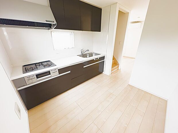 キッチンスペースが確保されており、御来客時などにも視線を気にすることなくお料理ができます。浄水器を完備。室内（2024年5月16日）撮影