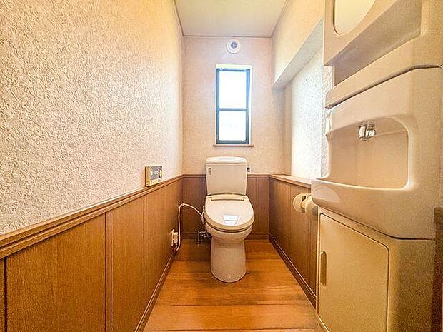 こちらは温水洗浄便座付きです。シンプルな色になっているのでお家の中でも落ち着ける空間の一つです。