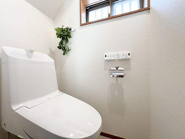 トイレは1Fと2Fにございます。窓も設置されている為換気もしやすいです。