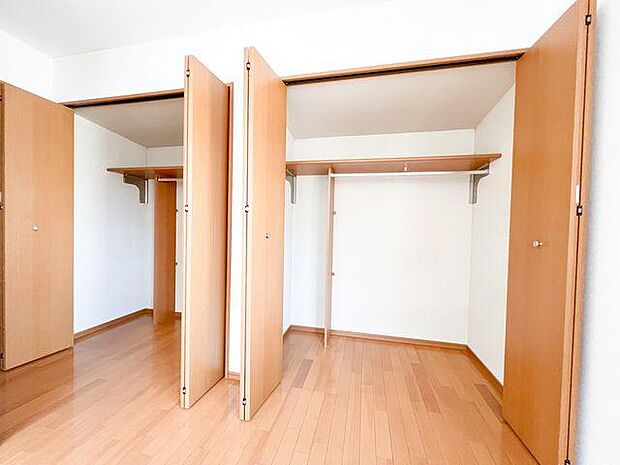 「すっきりとした空間を・・・」居室に大きなクローゼットを設けることにより、有効的な室内を造り上げおります。