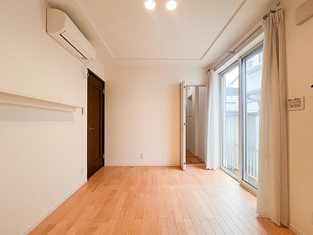 広々とした収納が居室に完備されていますのでお部屋を広く使うことが可能です。