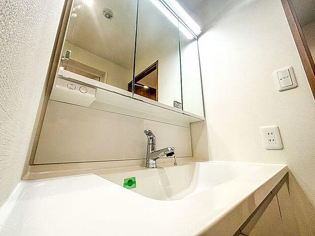 3面鏡にもなる洗面台は収納豊富ですっきり収納できますね。