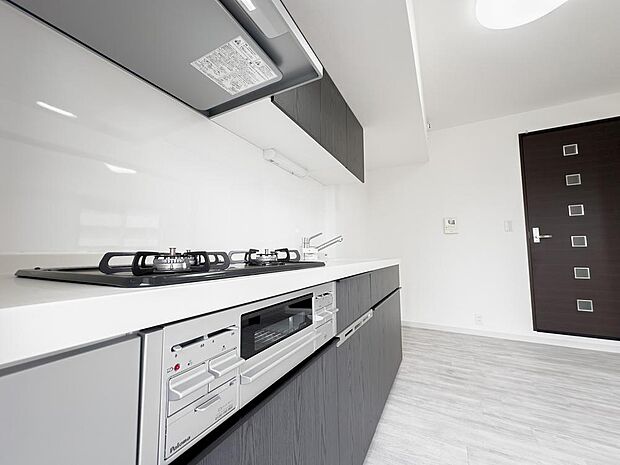 壁付のキッチンは空間を広く使うことが出来ます。