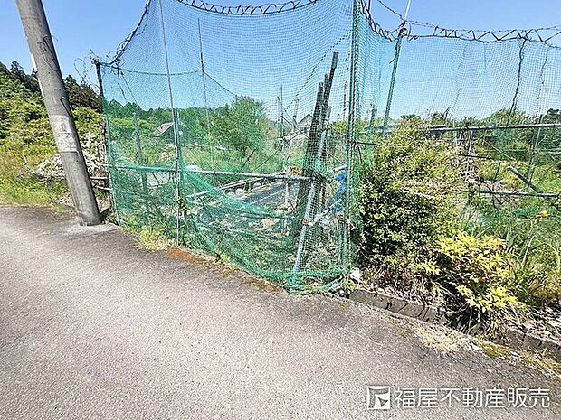 物件斜め前にある畑（地目：山林）も売買対象になります