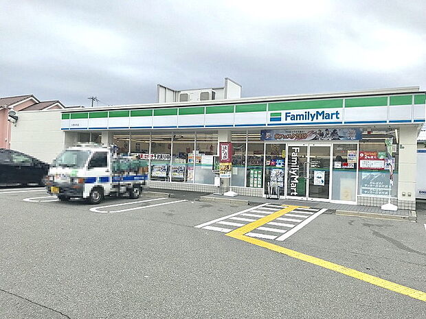 ファミリーマート川西中央店