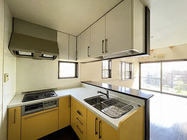 作業スペースにゆとりのあるL型キッチンです。キッチン横にパントリー収納棚があります♪