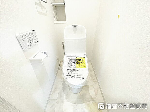 白色を基調とした清潔感のある温水洗浄便座付きトイレです♪