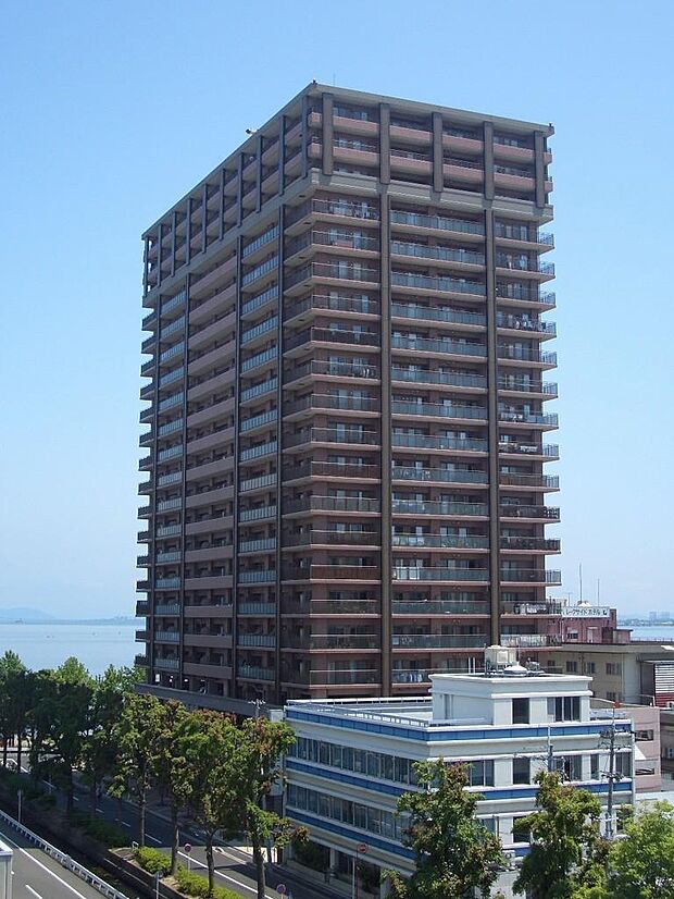 琵琶湖沿いに面しておりますタワーマンションです。