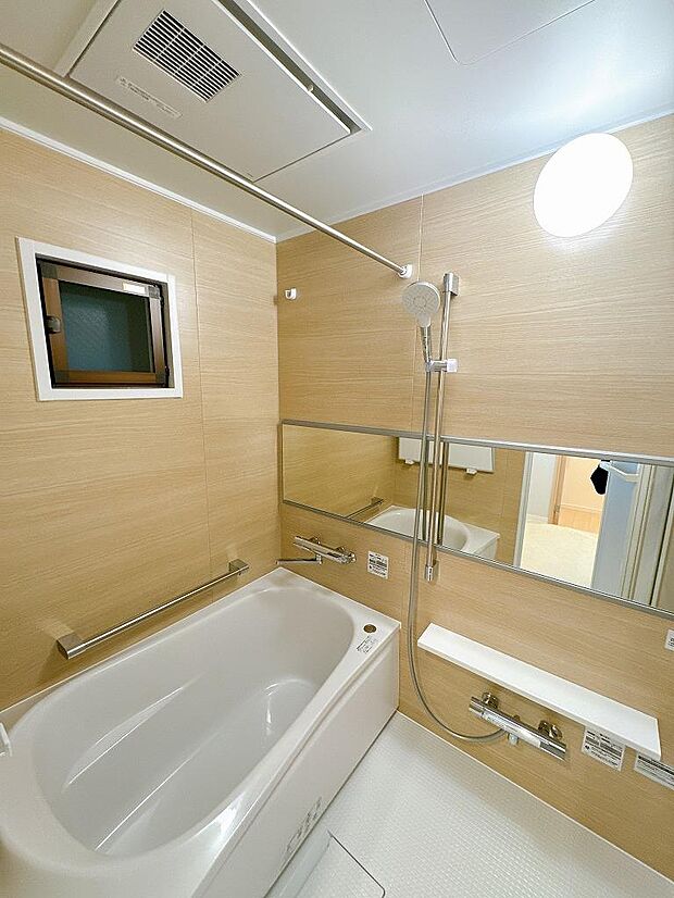 小窓がある浴室で衛生的。