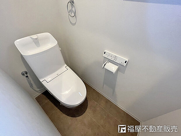 1階トイレ：温水洗浄暖房便座付きです！