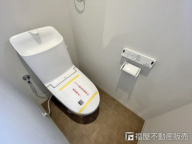 2階トイレ：温水洗浄暖房便座付きです！