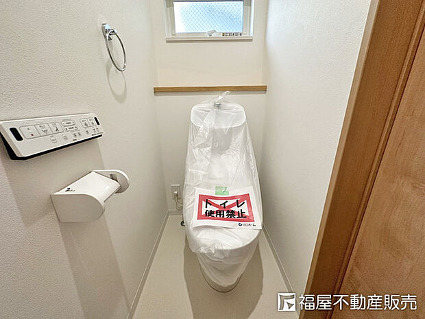 1階トイレ：温水洗浄暖房便座付き