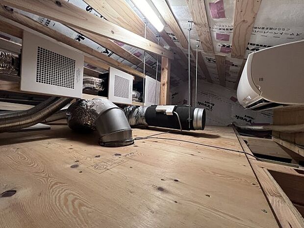 全館空調の装置は、屋上からそして床下からの空気を循環させ、建物内すべてを心地よい温度に保ちます！