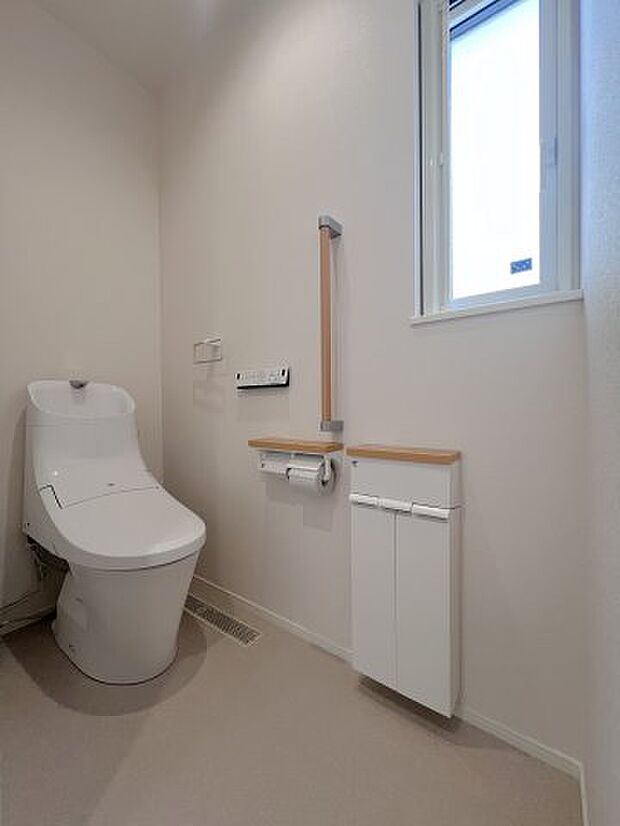 1階、2階ともにある収納付きのトイレは、清潔感があり現代風のおしゃれな佇まいです♪
