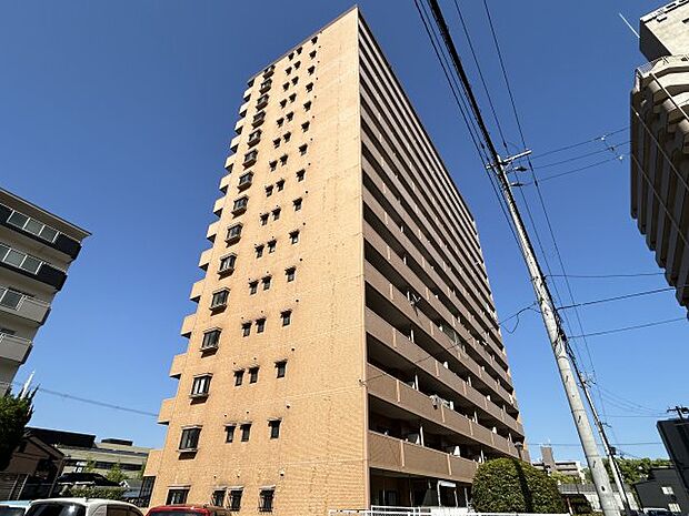 姫路市中心部に位置する15階建てのマンションです！
