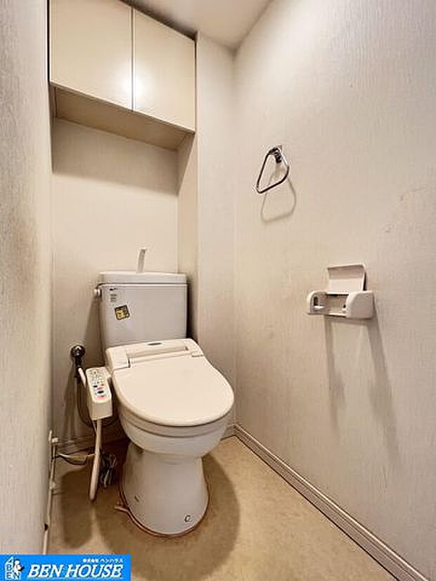 ・清潔感のある明るいトイレ空間。快適なトイレタイムに欠かせない温水洗浄便座付きです。・吊戸棚の設置があり、トイレットペーパーやお掃除道具などもスッキリ収納できます・是非ご確認ください