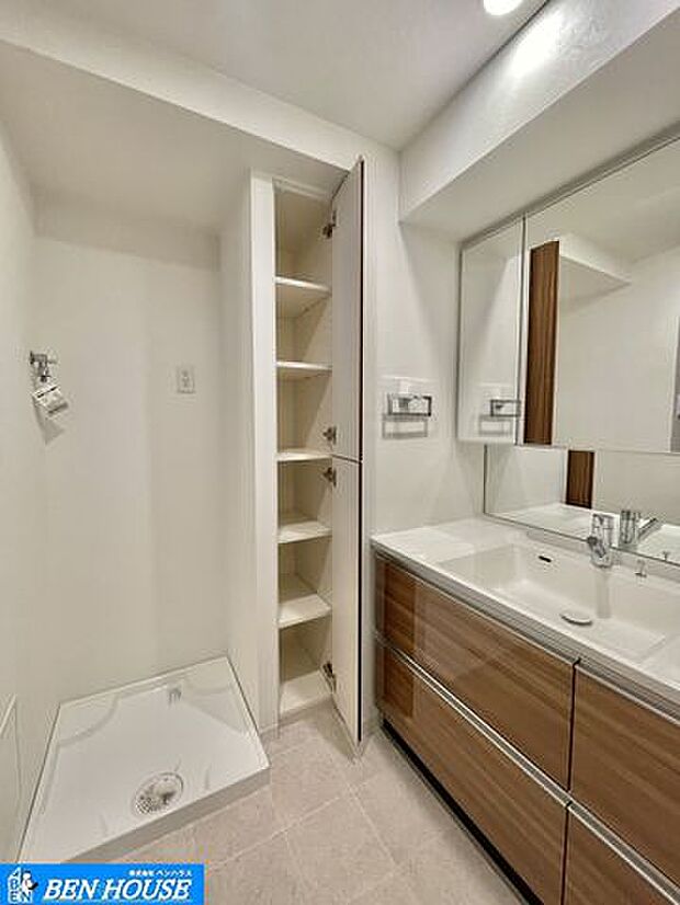 ・洗面台には三面鏡を採用、鏡裏が収納になっております・身だしなみを整えやすい事はもちろん、洗面台横にも収納スペースがございますので、散らかりやすい洗面スペースがスッキリ片付きます。