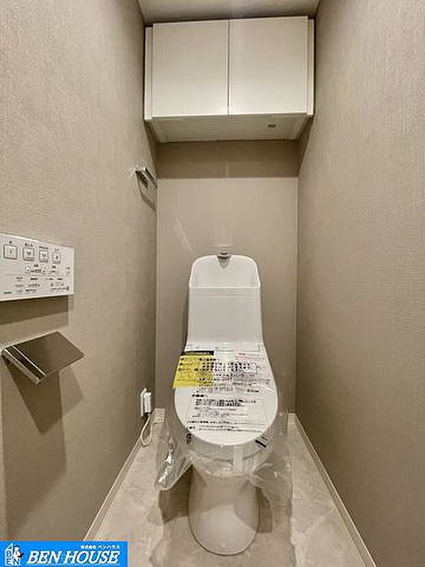 ・快適なトイレタイムに欠かせない温水洗浄便座付きトイレです。上部に収納があり、トイレットペーパーや掃除用具などもスッキリとしまうことができます。・新規リフォーム済でご契約後は即入居可能です