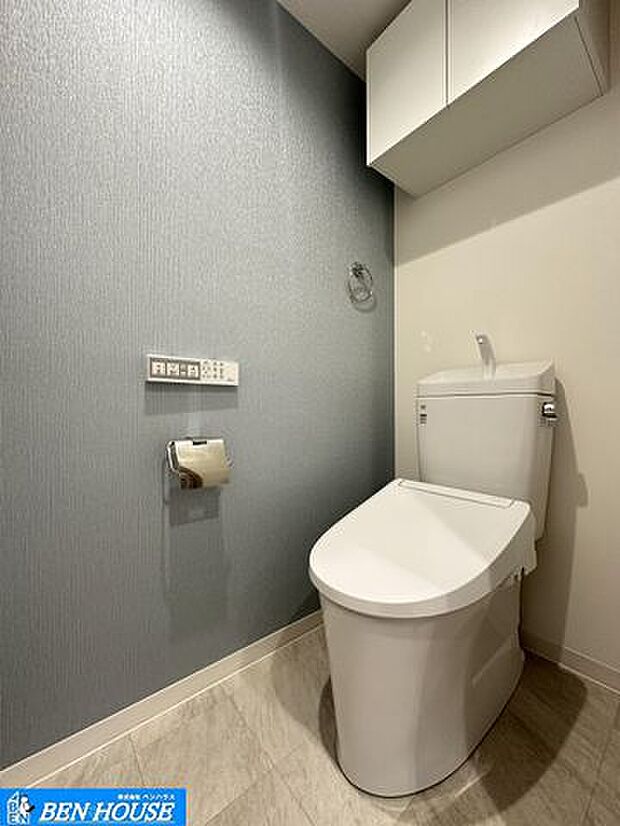 ・新規交換済のシャワー洗浄機能付のトイレ・清潔感が印象的な空間です・リモコンは壁掛けタイプでお手入れもしやすい設備です・現地へのご案内はいつでも可能です・是非　ご確認ください
