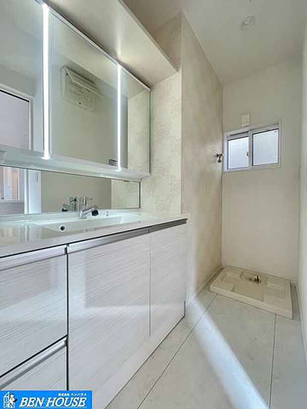 ・白を基調とした清潔感のある洗面台。・鏡は三面鏡になっており、鏡裏にも収納が出来ます。・何かと小物が増えてしまう洗面周辺をスッキリと利用できますね・いつでも現地へのご案内可能です