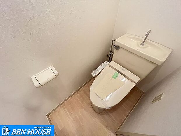 ・清潔感のある明るいトイレ空間。快適なトイレタイムに欠かせない温水洗浄便座付きです。・現地へのご案内はいつでも可能です・住宅ローンのご相談も賜ります・是非ご確認ください