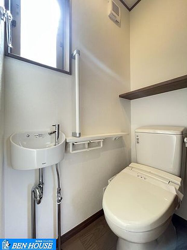 ・清潔感のある明るいトイレ空間。快適なトイレタイムに欠かせない温水洗浄便座付きです。・窓付きで明るく換気も充分なトイレです。・棚が付いております・いつでも現地へのご案内可能です