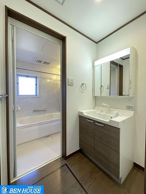 ・脱衣スペースを含む空間はゆとりの広さを設け、また洗面化粧台の鏡の後ろに収納スペースを設ける事により、散らかりやすい洗面スペースをスッキリ保てます。・鏡は三面鏡になっています。