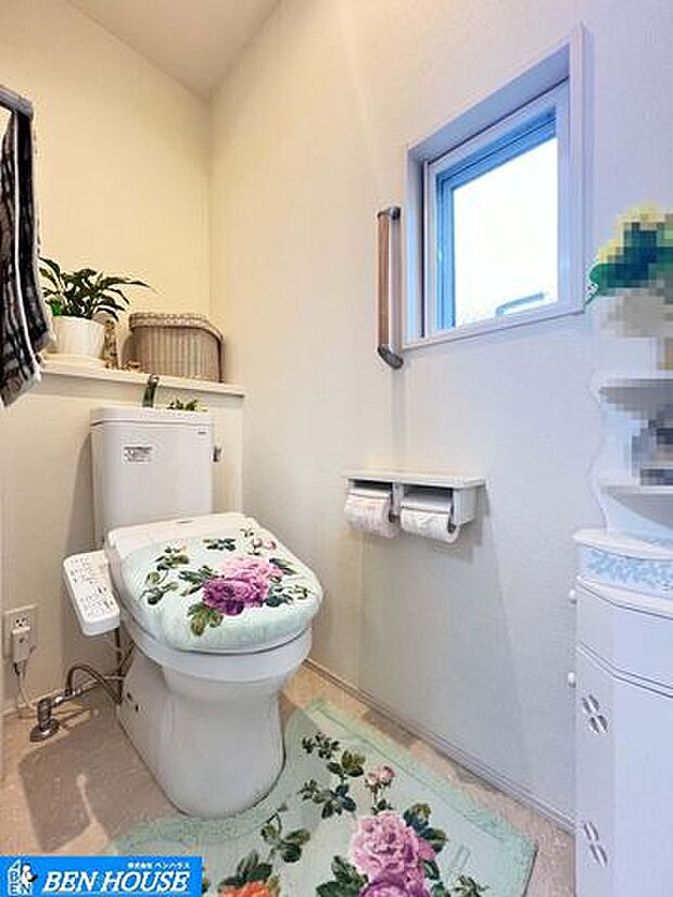 ・シャワー洗浄機能付のトイレは、清潔感が印象的な空間ですね・2か所に設置があり朝の支度もスムーズにできます・こちらの物件のご案内はご予約制となります（家具・家電は価格に含みません）